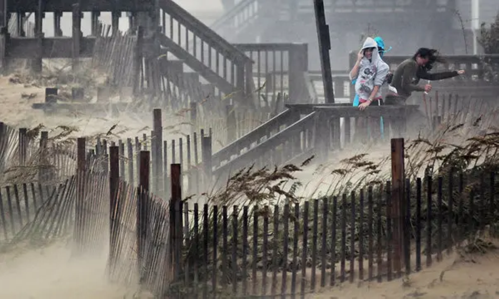 أمريكا.-إعصار-قوي-يجتاح-جنوب-شيكاغو-ويتسبب-في-أضرار-كبيرة