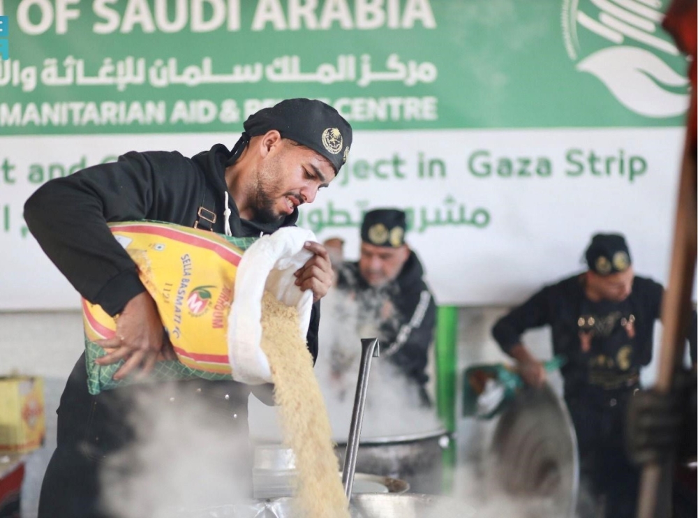 مركز-الملك-سلمان-للإغاثة-يوزع-24-ألف-وجبة-غذائية-ساخنة-في-قطاع-غزة