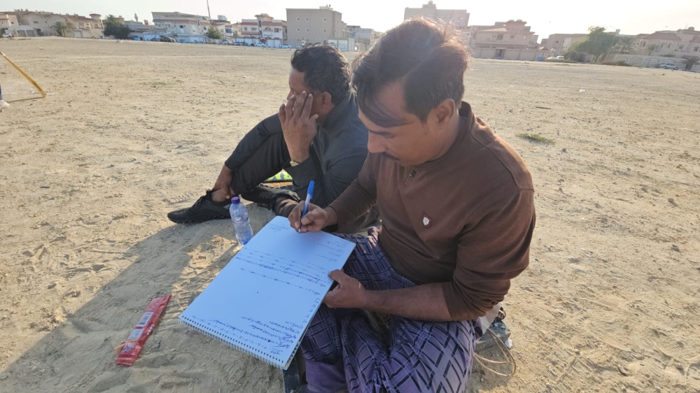 عاجل:-في-رمضان.-وافدون-يحولون-ساحات-صفوى-إلى-ملاعب-للكريكت