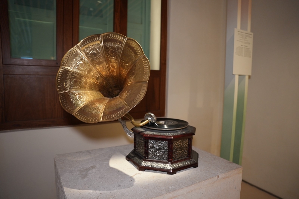 متحف-طارق-عبدالحكيم.-“اليوم”-ترصد-سيرة-الموسيقى-السعودية-بين-جدران-جدة-التاريخية