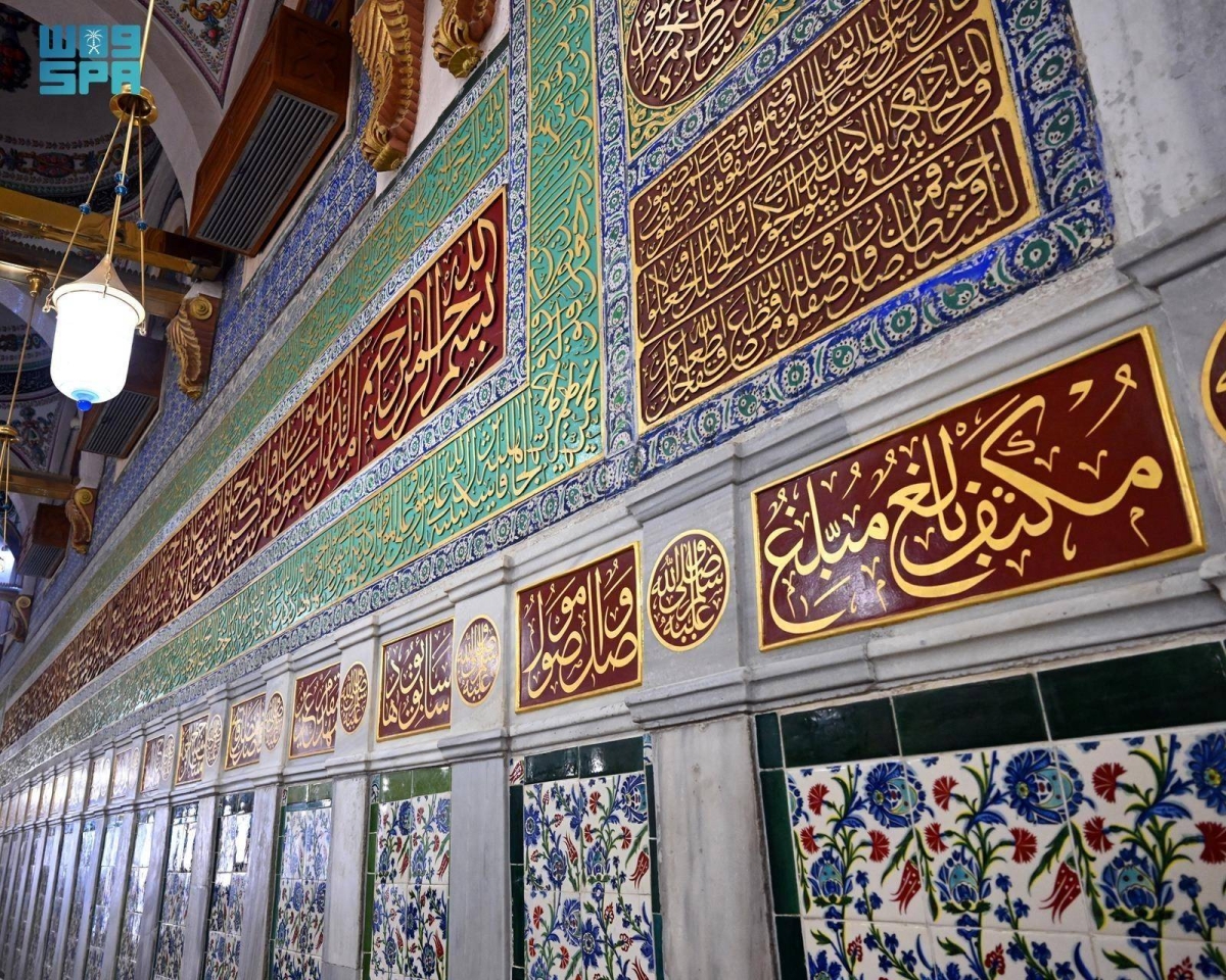 الجدار-القبلي-في-المسجد-النبوي.-يجسد-جمال-الزخارف-الإسلامية