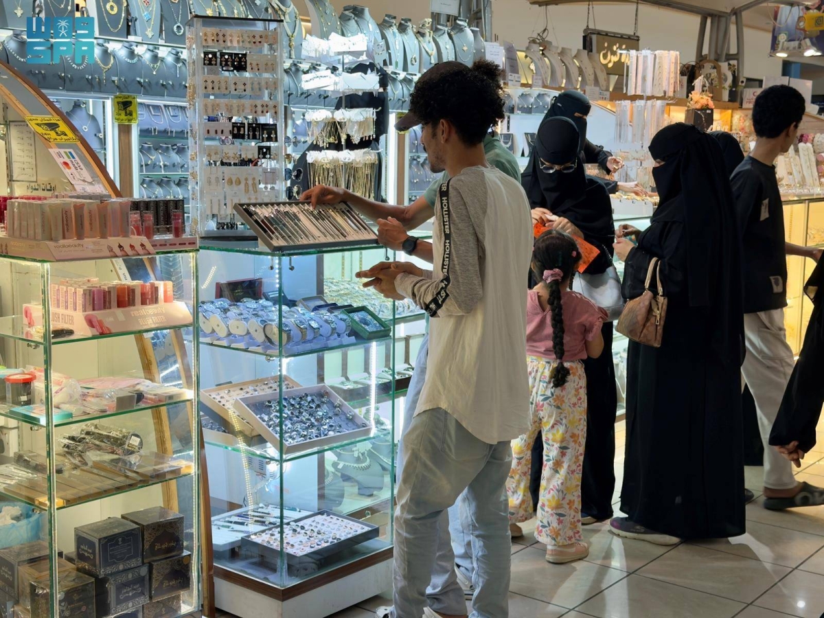 حركة-تجارية-نشطة-في-أسواق-مكة-المكرمة-مع-قرب-عيد-الفطر