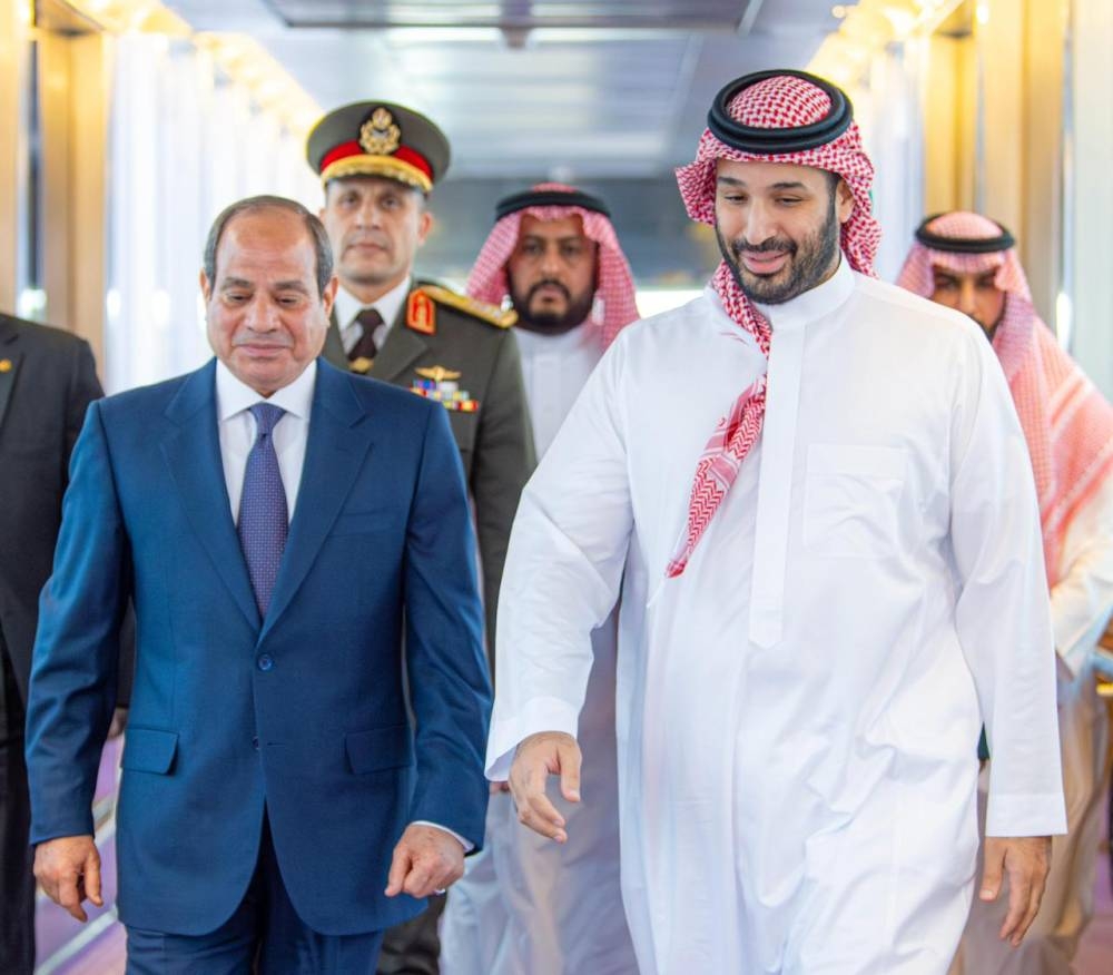 الرئيس-المصري-يصل-جدة-وولي-العهد-في-مقدمة-مستقبليه