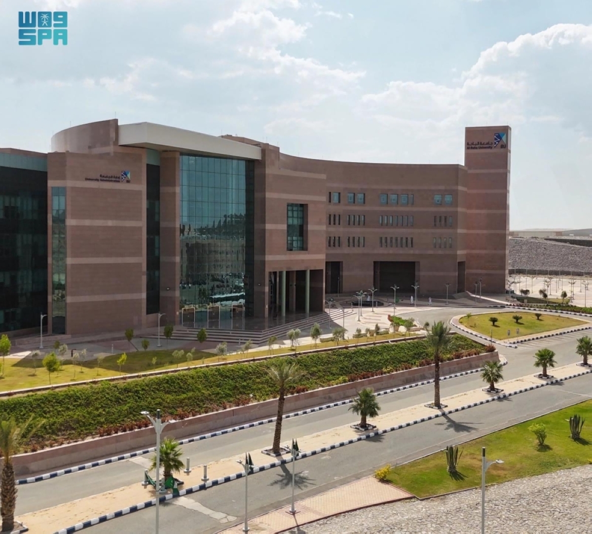 جامعة-الباحة-توسع-التشجير
وتزيد-مسطحاتها-الخضراء-بأكثر-من-10-آلاف-متر-مربع