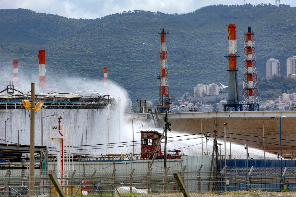 تطورات-حرب-إيران.-حريق-كبير-في-مصفاة-للنفط-بالأراضي-المحتلة