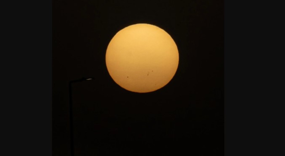 من-سماء-عرعر.-رصد-7-بقع-شمسية-تُنذر-بزيادة-التوهجات-والانبعاثات