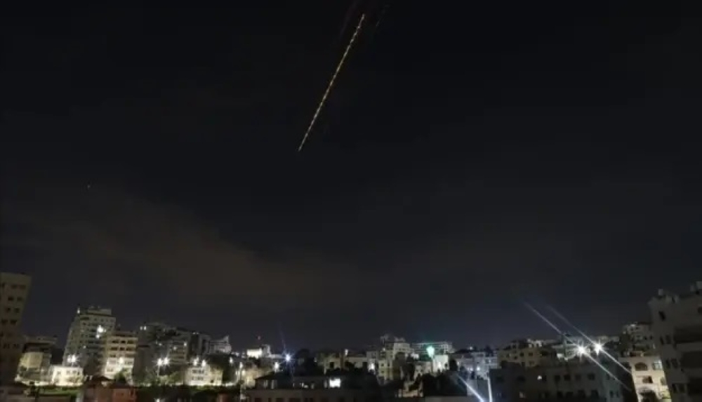 الإمارات.-إصابة-4-جراء-سقوط-شظايا-اعتراض-صاروخ-استهدف-ميناء-خورفكان