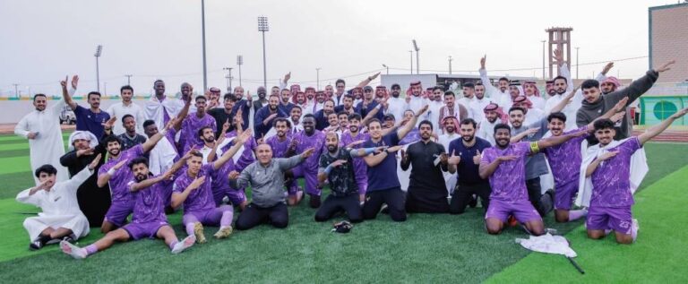 الصقر-يغرد-خارج-السرب