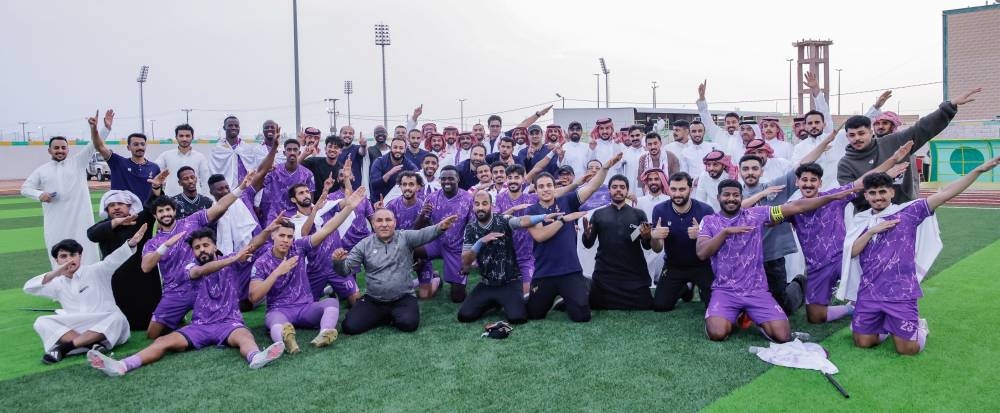 الصقر-يغرد-خارج-السرب