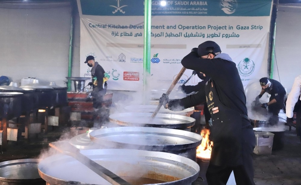 مركز-الملك-سلمان-للإغاثة-يوزع-25.400-وجبة-غذائية-ساخنة-في-قطاع-غزة