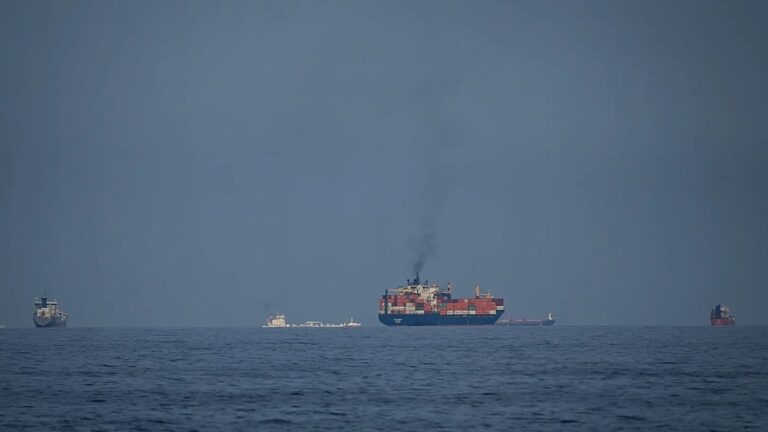 4-سفن-بضائع-تعبر-مضيق-هرمز-منذ-وقف-إطلاق-النار