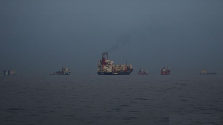 مسؤول-إيراني:-لن-نسمح-بمرور-أكثر-من-15-سفينة-يوميًا-عبر-مضيق-هرمز