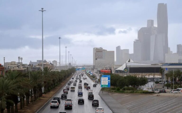 “الأرصاد”-يصدر-إنذاراً-أحمراً-بمنطقة-الرياض:-أمطار-غزيرة-وصواعق-السبت