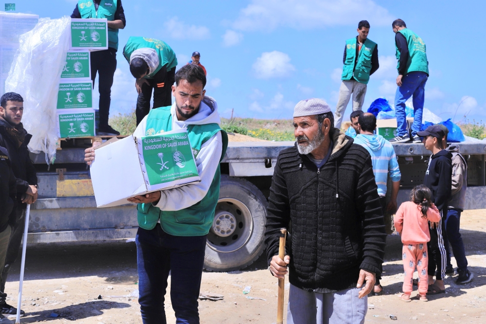 مركز-الملك-سلمان-للإغاثة-يوزّع-717-سلة-غذائية-في-مدينة-غزة