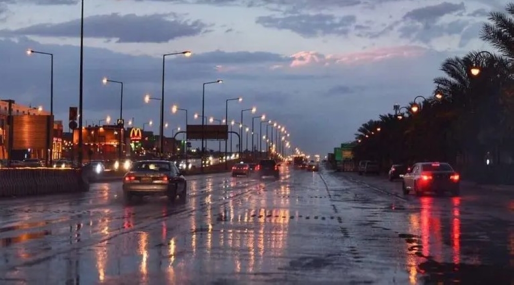 أمطار غزيرة وسيول.. الإنذار الأحمر يستنفر الدوادمي وعفيف الليلة