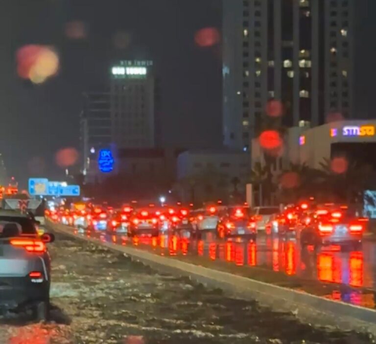 أمطار-الشرقية-تبطئ-حركة-السير.-وطريق-الملك-فهد-يشهد-كثافة-مرورية-بالدمام