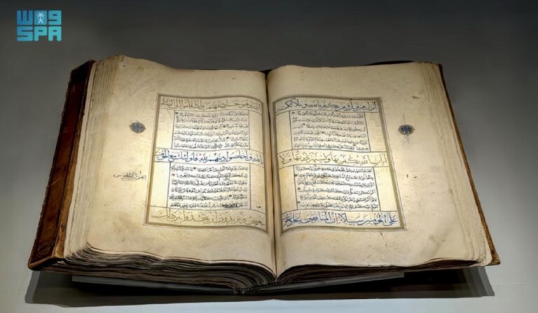 عرض-مصحف-شريف-مزخرف-من-القرن-الـ13-الهجري