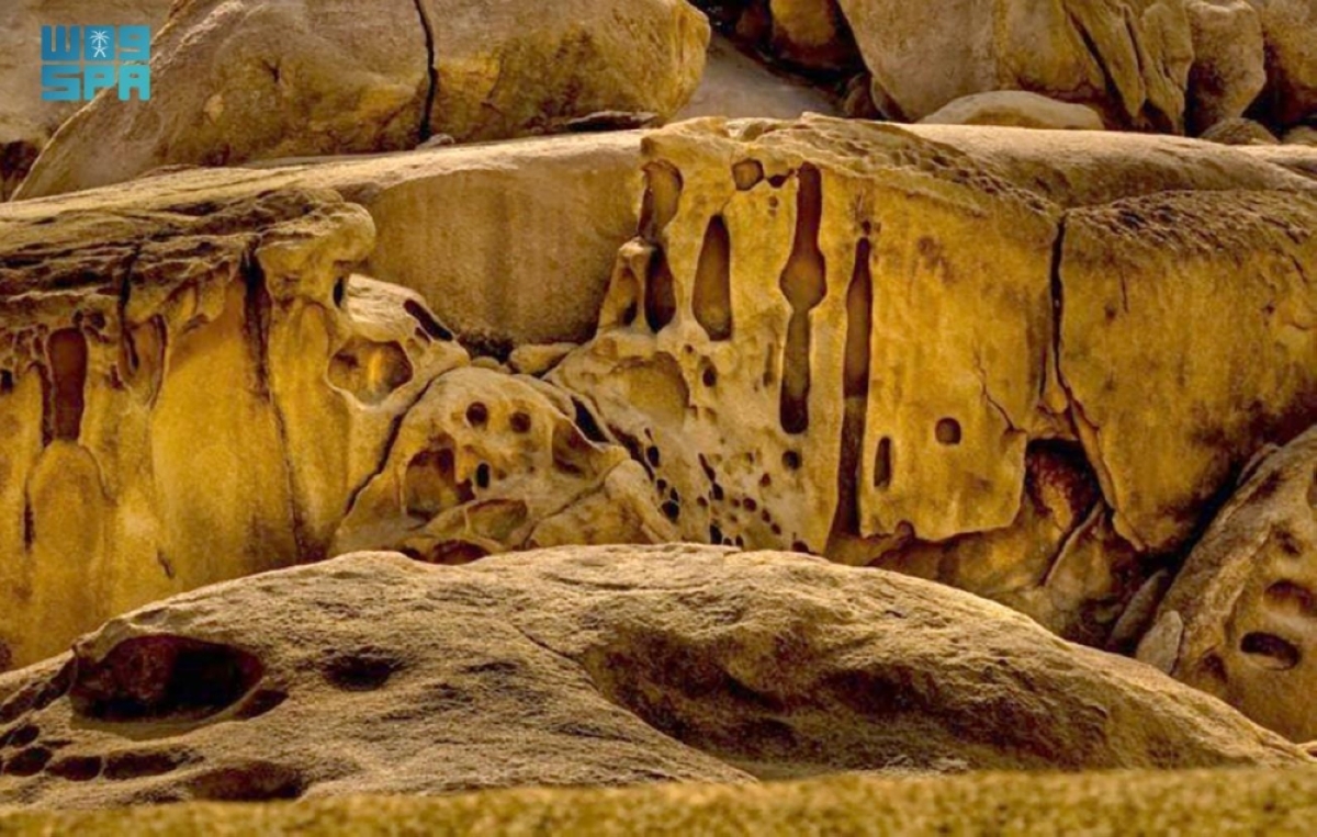 الرزان.-متحف-صخري-مفتوح-بالليث-يجسد-التفاعل-المستمر-بين-الرياح-والماء-والصخر