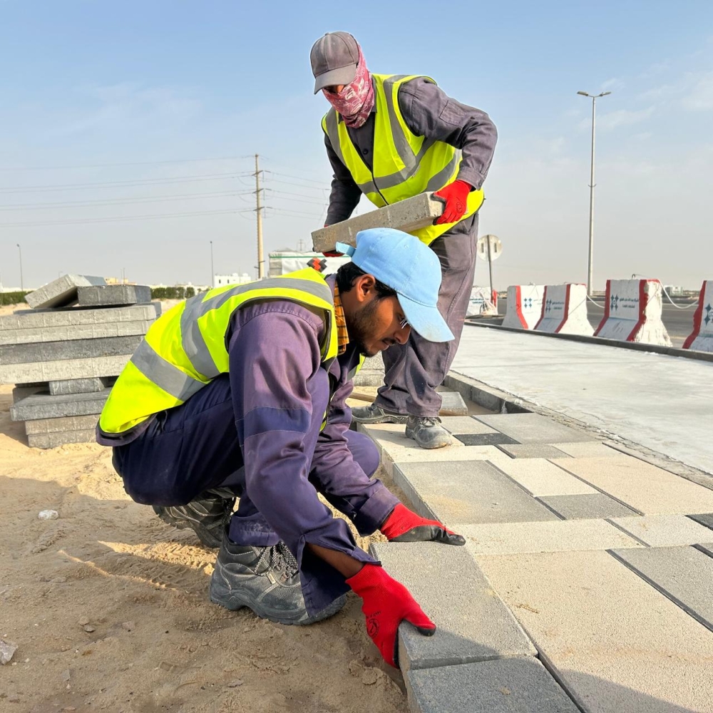 صور|-بقيق.-صيانة-10-آلاف-متر-أسفلت-لتعزيز-السلامة-المرورية