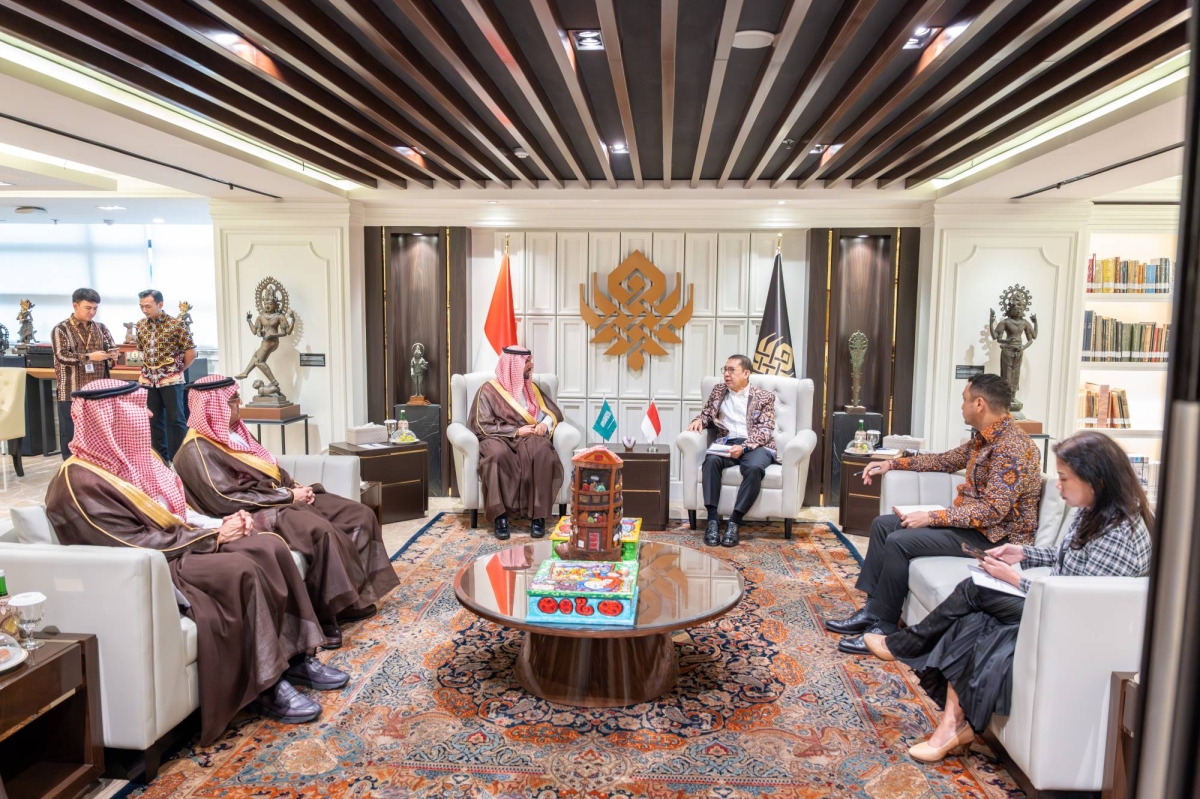 وزير-الثقافة-يزور-متحف-إندونيسيا-الوطني-في-العاصمة-جاكرتا