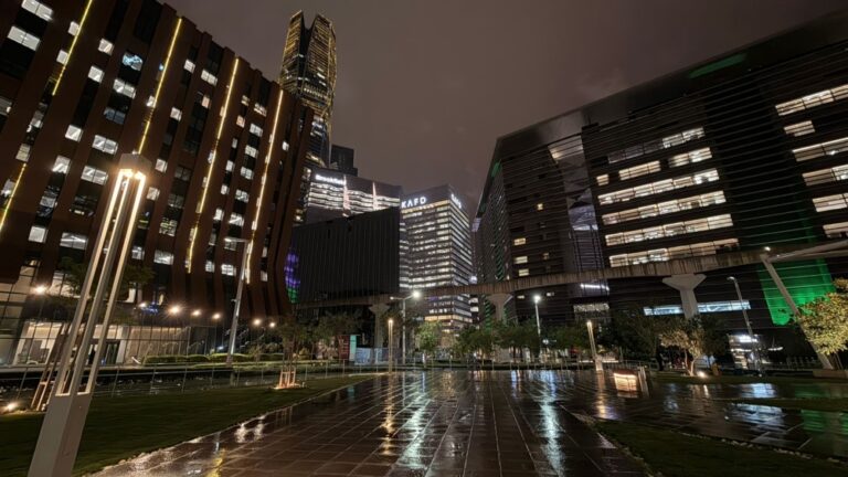 أمطار-غزيرة-على-الرياض.-وتحذيرات-من-السيول-والرياح-المصاحبة