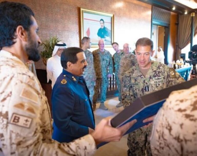 ملك-البحرين-يبحث-التطورات-الإقليمية-مع-قائد-القيادة-المركزية-الأمريكية