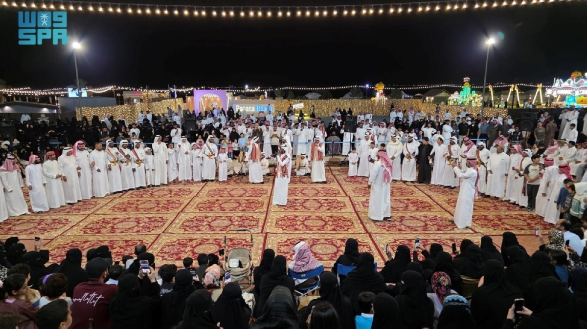 عروض-الفلكلور-الشعبي-تستقطب-الزوار-
في-الجبيل-الصناعية