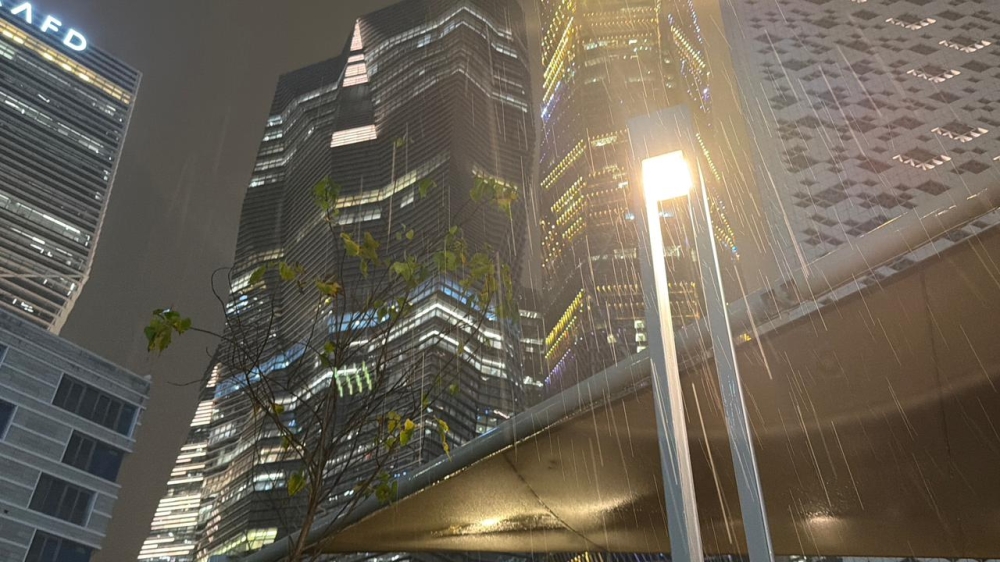 صور.. أمطار غزيرة بالرياض وتحذيرات من السيول خلال الساعات القادمة