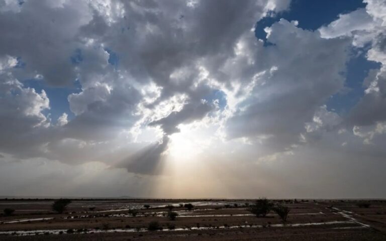 بالصور.-الأمطار-تتدفق-في-أودية-عشيرة-وتشكل-مشاهد-خلابة-شمال-الطائف