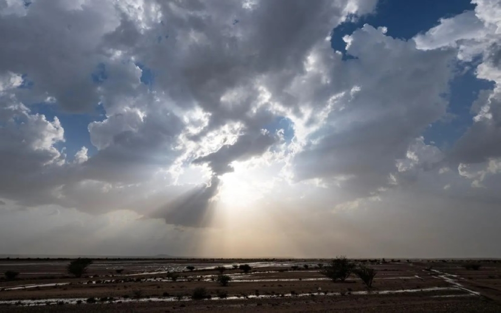 بالصور.-الأمطار-تتدفق-في-أودية-عشيرة-وتشكل-مشاهد-خلابة-شمال-الطائف