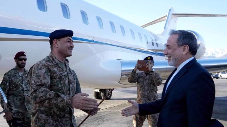 إيران-تستقبل-وفدا-باكستانيا-برئاسة-قائد-الجيش