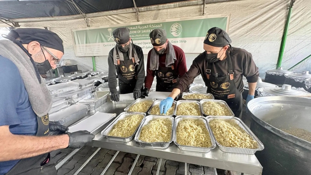 “الملك-سلمان-للإغاثة”-يوزع-24,750-وجبة-غذائية-ساخنة-في-قطاع-غزة