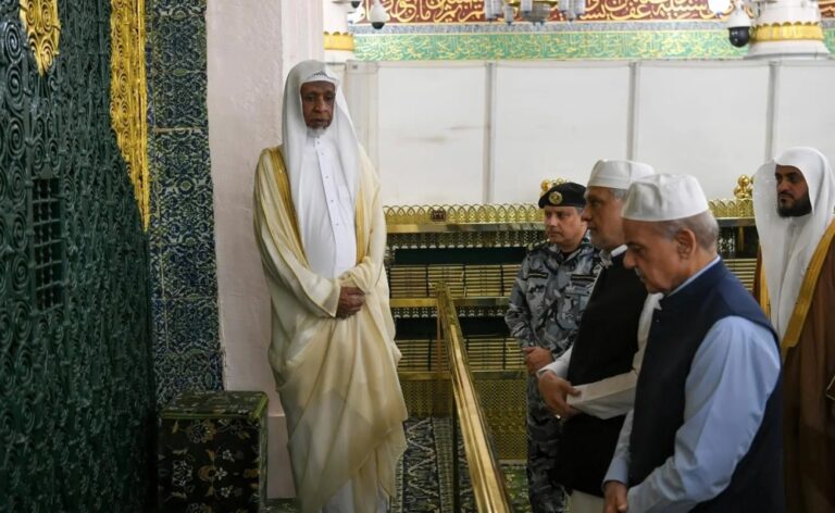 رئيس-وزراء-باكستان-يؤدي-الصلاة-في-المسجد-النبوي-الشريف
