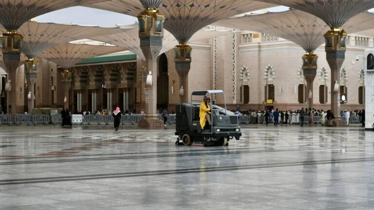 تكثيف-الأعمال-الميدانية-في-المسجد-النبوي-تزامنا-مع-الحالة-المطرية