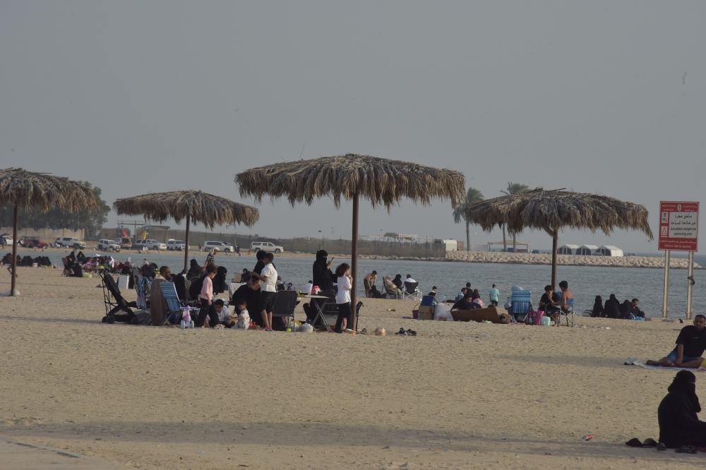 «شاور-مجاني»-وزيادة-المظلات-والمطاعم.-مقترحات-زوار-شاطئ-نصف-القمر-للتطوير