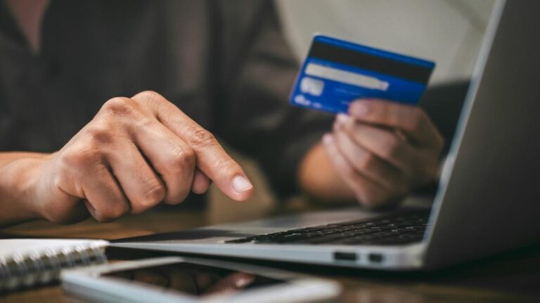 “التجارة”-تحجب-متجرًا-إلكترونيًا-استغل-صورًا-شخصية-لرموز-الدولة-للتسويق-لمنتجاته-التجارية-عاجل