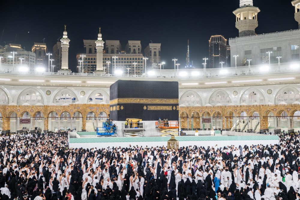 شاهد|-رفع-كسوة-الكعبة-المشرفة-استعدادًا-لموسم-الحج