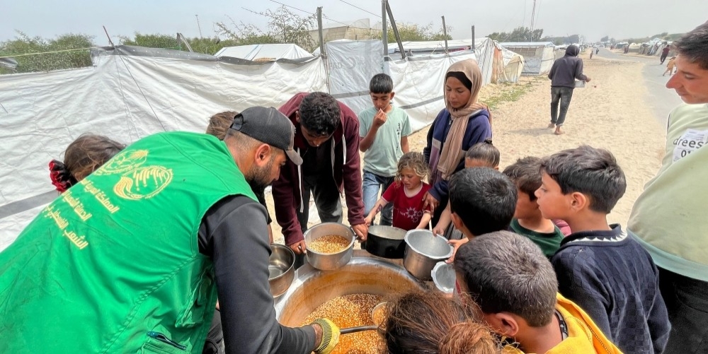 استفاد-منها-25,000-فرد.-مركز-الملك-سلمان-يوزع-وجبات-غذائية-في-غزة