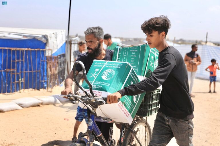 مركز-الملك-سلمان-للإغاثة-يوزّع-1,761-سلة-غذائية-في-قطاع-غزة