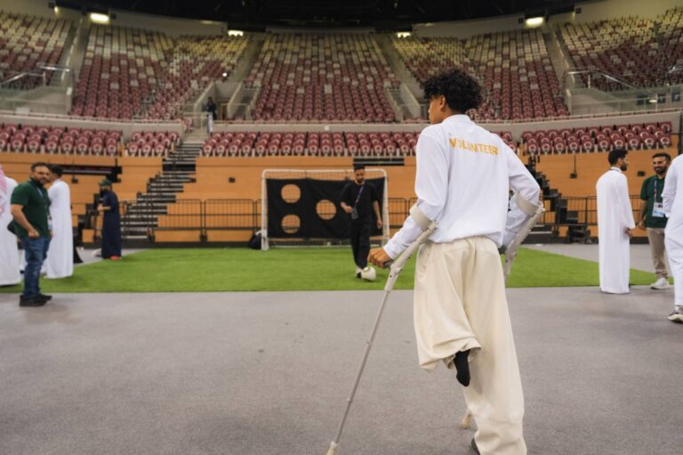 متطوع-من-ذوي-الإعاقة-يجسّد-روح-العطاء-في-تنظيم-دوري-أبطال-آسيا-للنخبة-بجدة