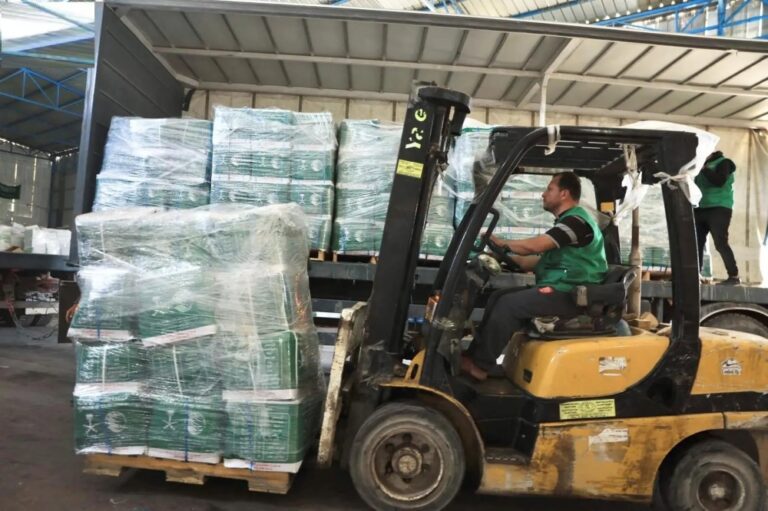 من-“الملك-سلمان-للإغاثة”.-وصول-قافلة-مساعدات-جديدة-إلى-غزة