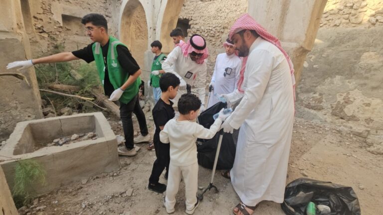 بمشاركة-«80»-متطوعًا.-مبادرة-«تراث-الديرة»-تزيل-الملوثات-البصرية-من-تاروت