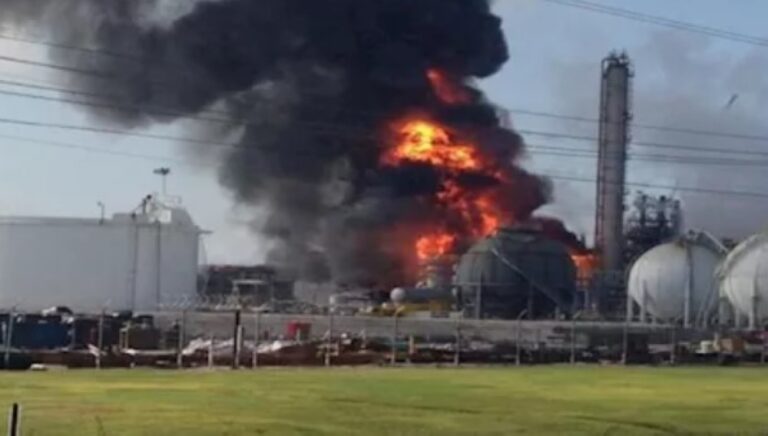 مصرع-23-عاملًا-وإصابة-العديد-في-انفجار-مصنع-للألعاب-النارية-في-الهند