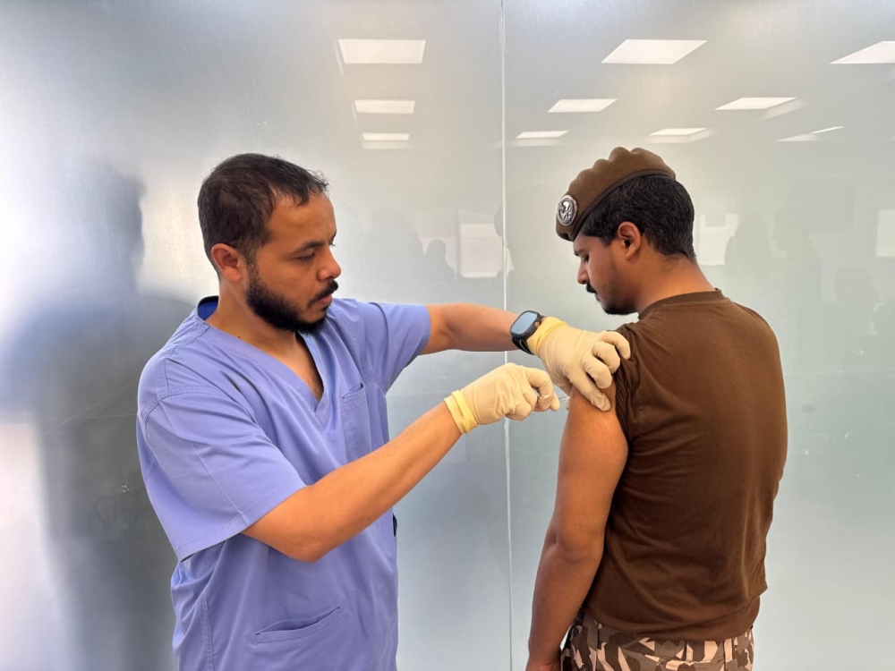 تحصين 200 من منسوبي "الأمن البيئي" بجدة استعدادًا لموسم حج 1447هـ