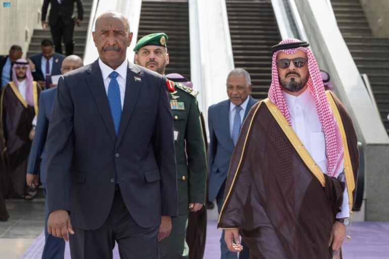 رئيس-مجلس-السيادة-الانتقالي-السوداني-يُغادر-جدة