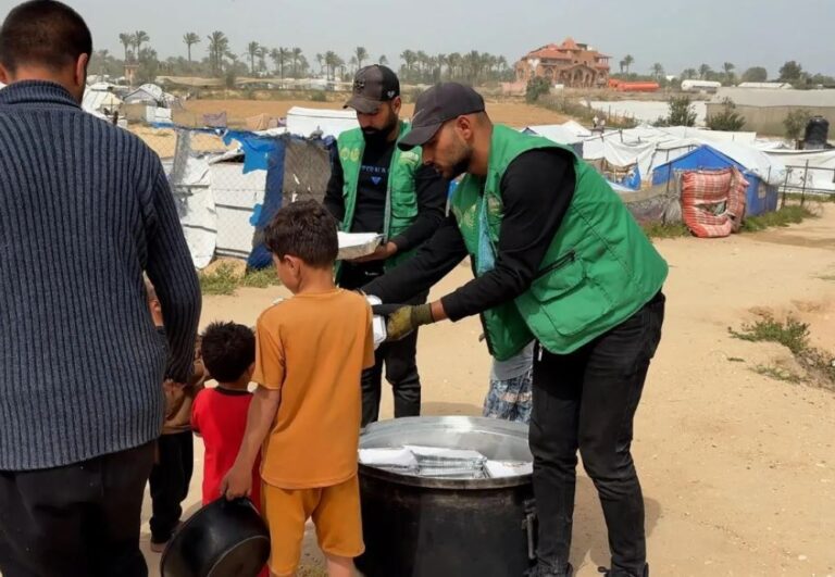 قطاع-غزة.-مركز-الملك-سلمان-للإغاثة-يوزّع-25-ألف-وجبة-غذائية-ساخنة