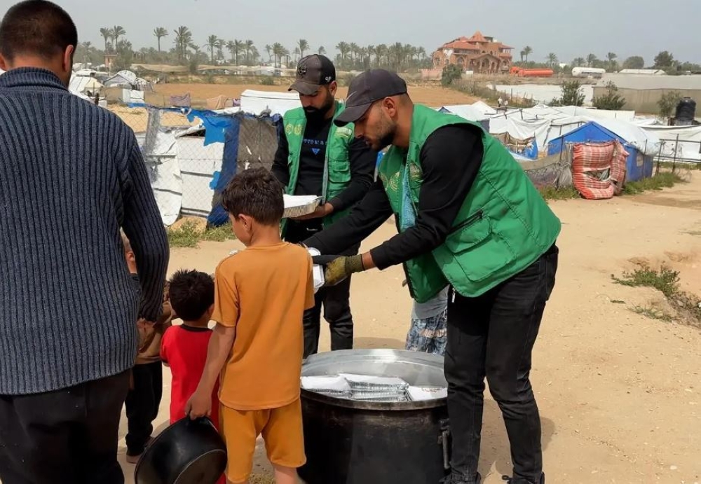 قطاع-غزة.-مركز-الملك-سلمان-للإغاثة-يوزّع-25-ألف-وجبة-غذائية-ساخنة