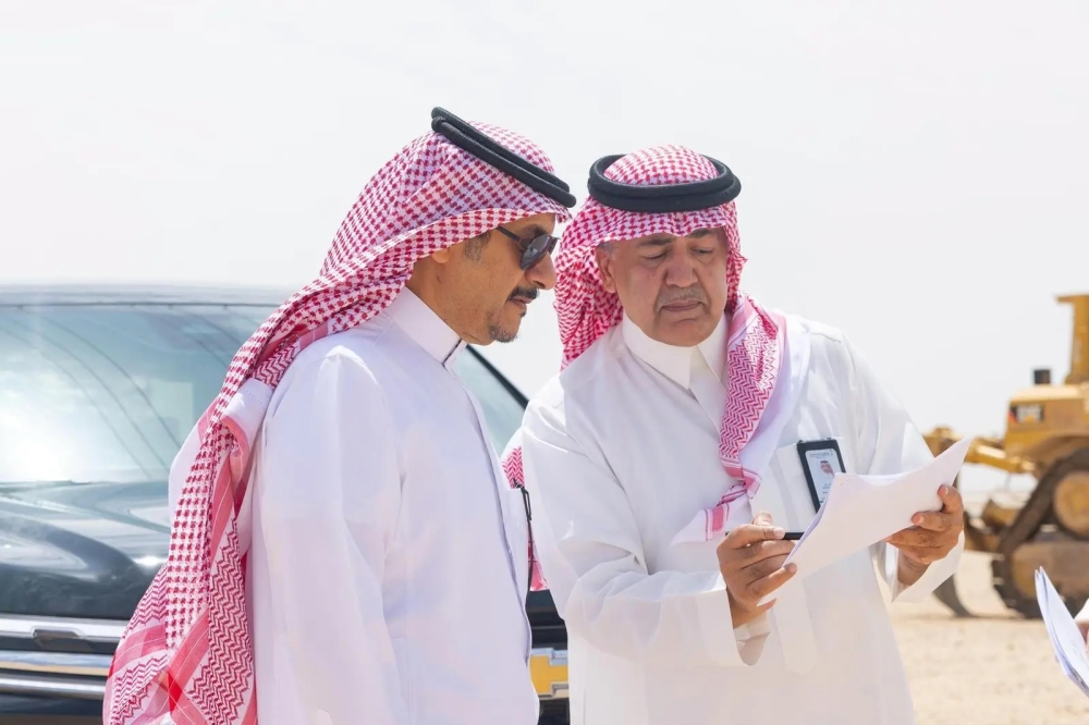 محافظ-حفر-الباطن-يتفقد-مشروع-تطوير-طريق-(حفر-الباطن-–-رفحاء)