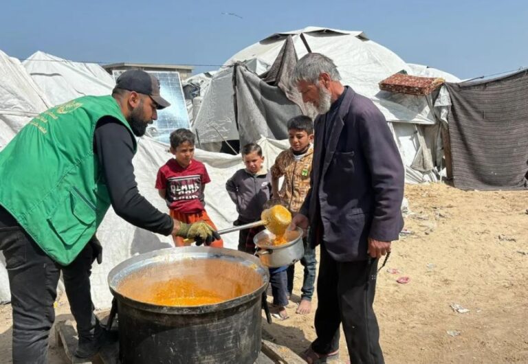 مركز-الملك-سلمان-يوزّع-24800-وجبة-ساخنة-و1.132-سلة-غذائية-في-غزة