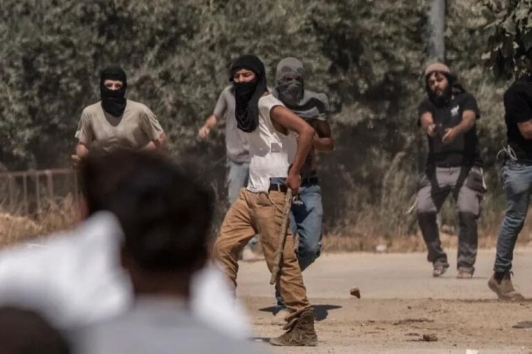 بينهما-طفل.-استشهاد-فلسطينيين-في-هجوم-لمستوطنين-على-قرية-بالضفة-الغربية